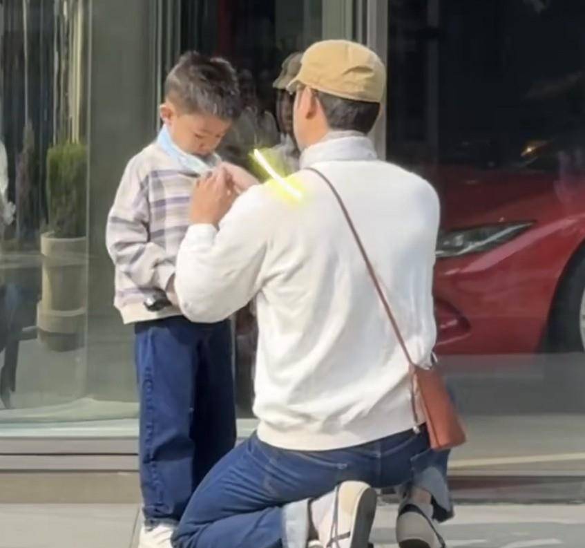 胎女儿躺吊床上面小肚子圆鼓鼓好萌瓦力棋牌明道一家露营吃烤肉2岁二(图4)