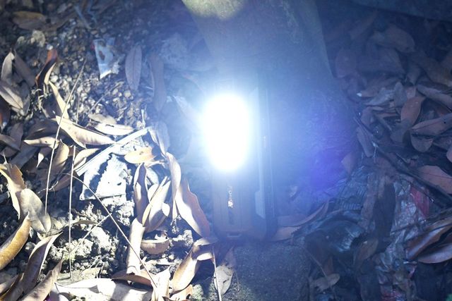 瓦力棋牌游戏官网22000mAh大电池、1000流明露营灯这款智能三防手机“上大分”(图1)